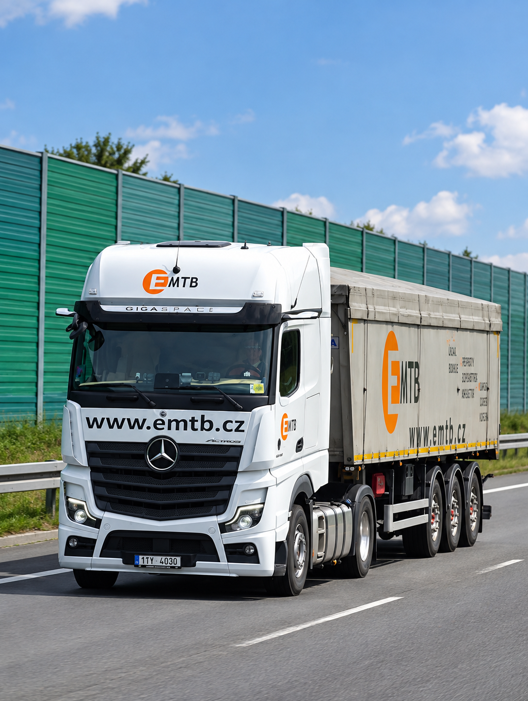 Kamion EMTB Trade na dálnici